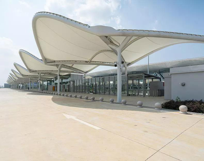 張拉索膜結(jié)構(gòu)車棚要如何做好排水？